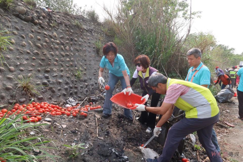 ▲溪州鄉公所與第四河川分署聯合舉辦淨堤活動，號召350位社區居民和社團成員的積極參與，共同清理溪州鄉張厝村堤防邊的垃圾。（記者陳雅芳攝）