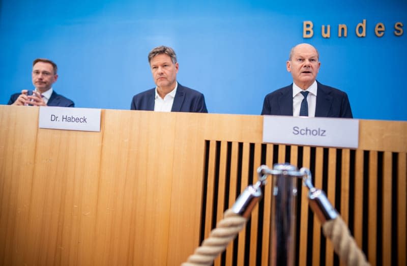 German Chancellor Olaf Scholz (R), German Minister of Economic Affairs and Climate Protection Robert Habeck (C) and German Finance Minister Christian Lindner attend a press conference on the 2025 budget. The coalition parties have agreed on a draft budget. Michael Kappeler/dpa