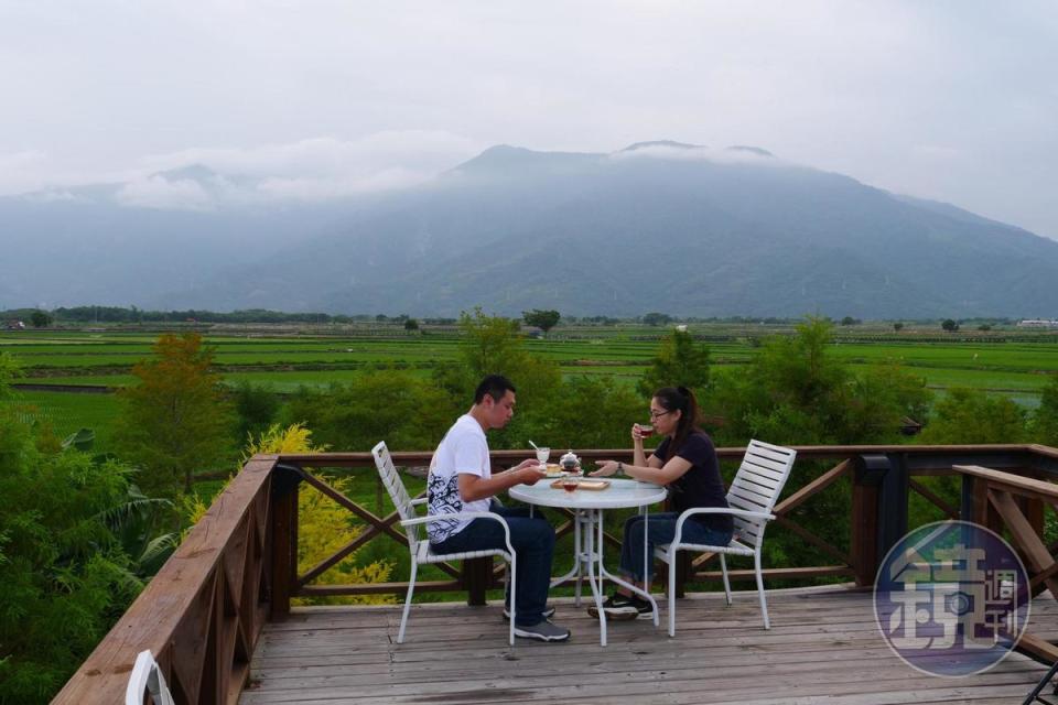 坐在咖啡館的空中露台，白天是開闊稻田山景，入夜星光燦爛。