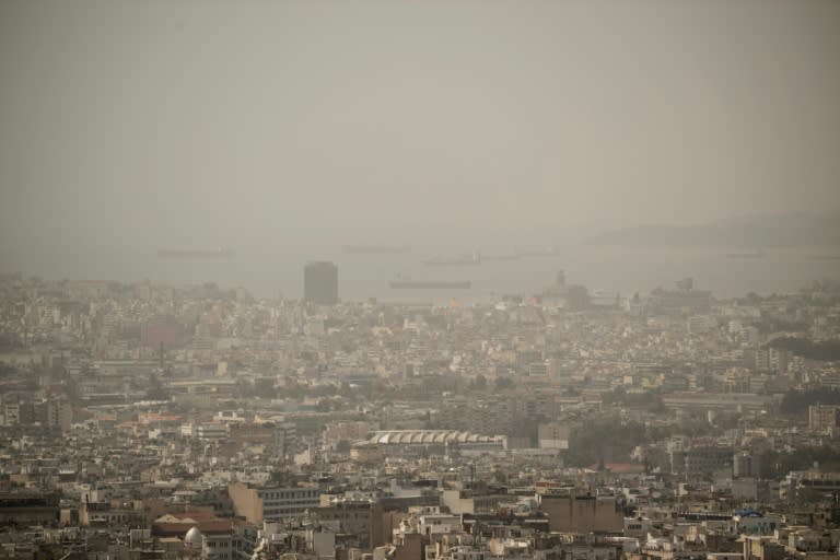 Eine grau-braune Dunstglocke verdeckt den Menschen in Athen die Sicht auf den Himmel. Ursache ist feiner Sand aus der Sahara, der durch Südwinde aus der Wüste über das Mittelmeer geblasen wird. Sehr warme Frühlingstage verstärken dieses Phänomen. (Angelos TZORTZINIS)