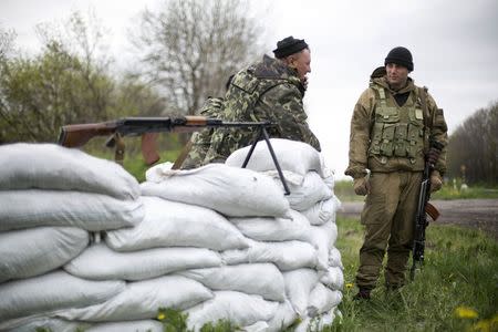 Ukrainian soldiers stand guard at a check point near the village of Malinivka, southeast of Slaviansk, in eastern Ukraine April 29, 2014. REUTERS/Baz Ratner