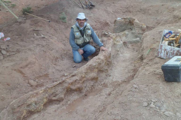 Leonardo Filippi, investigador de Conicet y uno de los descubridores del Inawentu posa junto a la columna del animal encontrado en Neuquén