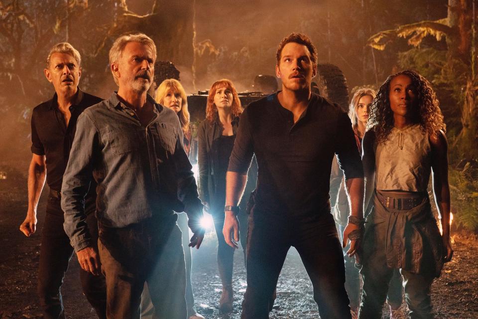 JURASSIC WORLD DOMINION, (aka JURASSIC WORLD 3), from left: Jeff Goldblum, Sam Neill, Laura Dern, Bryce Dallas Howard, Chris Pratt, Isabella Sermon, DeWanda Wise, 2022. ph: John Wilson / © Universal Pictures / courtesy Everett Collection