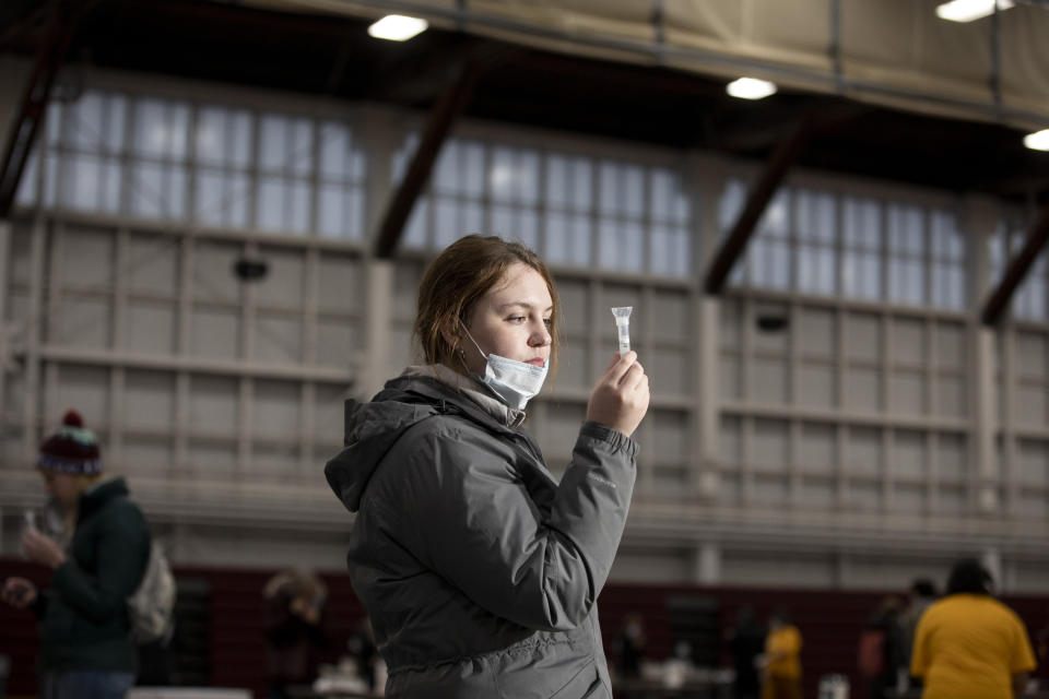 Kestlyn Willert realiza una prueba para detectar la COVID-19 a partir de la saliva en el centro deportivo cubierto de la Universidad de Minnesota en Minneapolis, el 16 de noviembre de 2020. (Jenn Ackerman/The New York Times)
