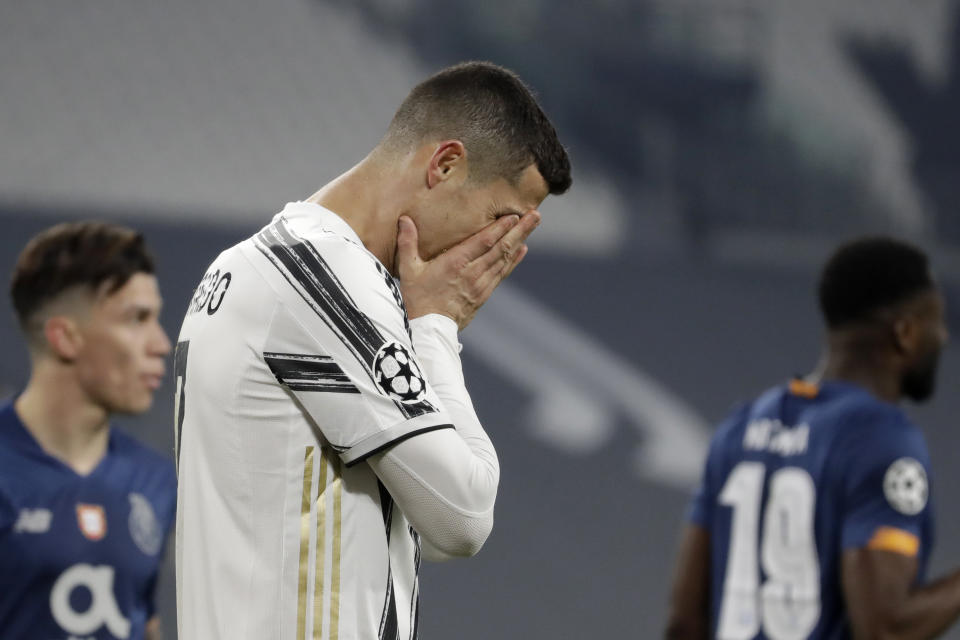 Cristiano Ronaldo, de la Juventus, se lamenta durante el partido de vuelta de octavos de final de la Liga de Campeones, ante Porto, el martes 9 de marzo de 2021 (AP Foto/Luca Bruno)