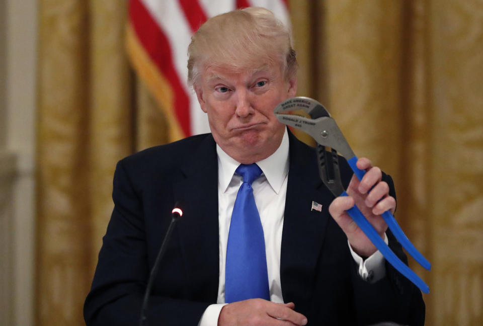 <p>US-Präsident Donald Trump zeigt sich nach einem Treffen mit Vertretern der Industrie zum Thema „Made in America“ mit einer Wasserpumpenzange. (Bild: AP Photo/Alex Brandon) </p>