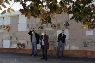 Relatives of Rafael Catalan Villasanti, 83, react during his burial during the coronavirus outbreak at the Carabanchel cemetery in Madrid, Spain, Saturday, April 4, 2020. The new coronavirus causes mild or moderate symptoms for most people, but for some, especially older adults and people with existing health problems, it can cause more severe illness or death. (AP Photo/Manu Fernandez)