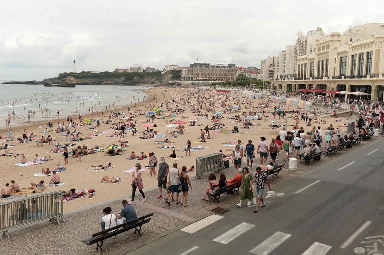 Playas concurridas en Biarritz, al sudoeste de Francia