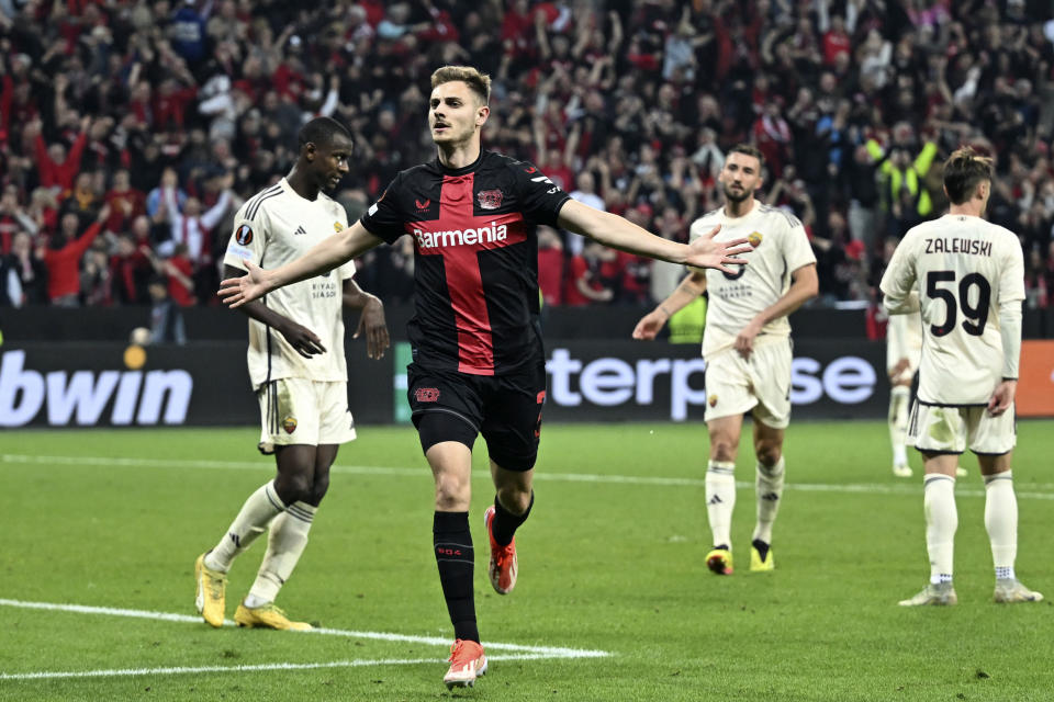 Josip Stanisic del Bayer Leverkusen celebra tras anotar en el encuentro de vuelta de las semifinales de la Liga Europa ante la Roma el jueves 9 de mayo del 2024. (Bernd Thissen/dpa via AP)