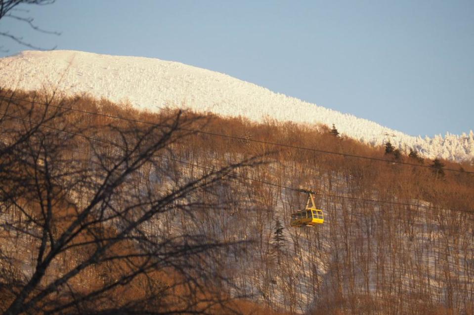 <sup>想要欣賞壯麗的雪景，就要登山。最容易的方法就是搭乘藏王纜車登上高達 1331 米的樹氷高原駅。</sup>