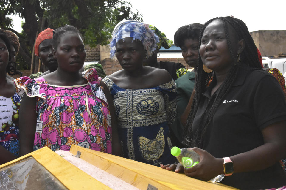 Adele Noudjilembaye, right, a local agriculturist and an activist talks to other women in a village of Binmar, Chad, Friday, July 19, 2024. (AP Photo/Robert Bociaga)