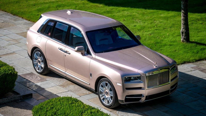 Front 3/4 view of a rose gold Rolls-Royce Cullinan