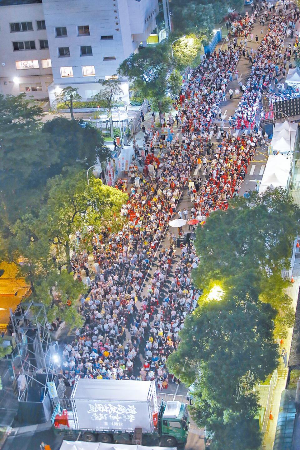 立法院今將表決國會改革覆議案，台灣公民陣線等民團發起「公民反國會濫權，重返立法院集結」行動，大批民眾20日聚集在濟南路上。（王英豪攝）