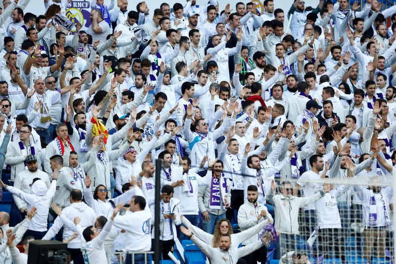 FOTO DE ARCHIVO: Aficionados del Real Madrid dentro del estadio antes del partido contra el Atlético Madrid, en Madrid, España, el 1 de febrero de 2020