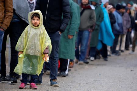 Stranded migrants line up during food distribution at the Greek-Macedonian border near the Greek village of Idomeni November 25, 2015. REUTERS/Yannis Behrakis