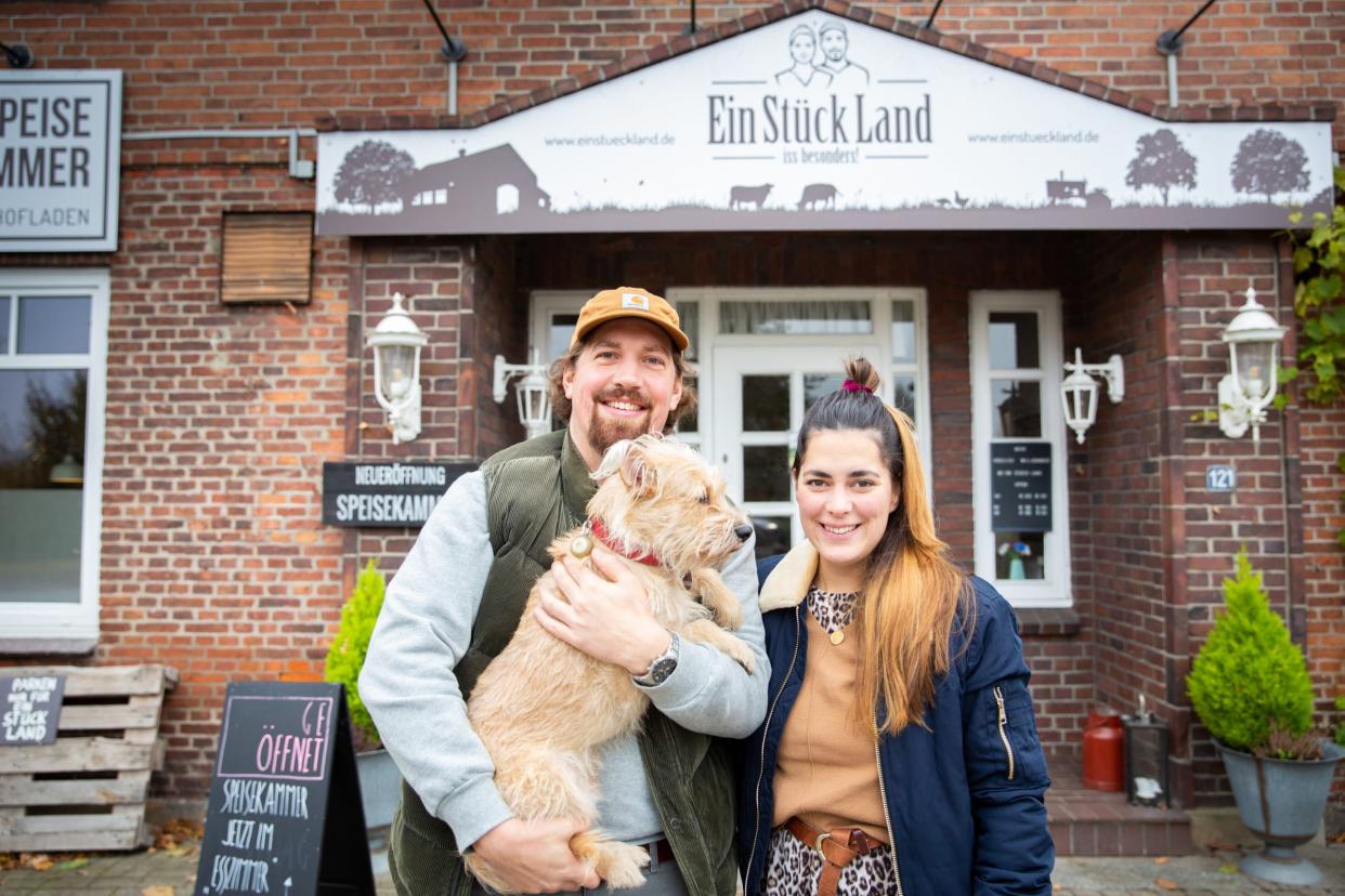 Hinrich Carstensen und Lina Kypke (v.l.) bieten Fleisch aus artgerechter Tierhaltung im Onlinehandel an. 