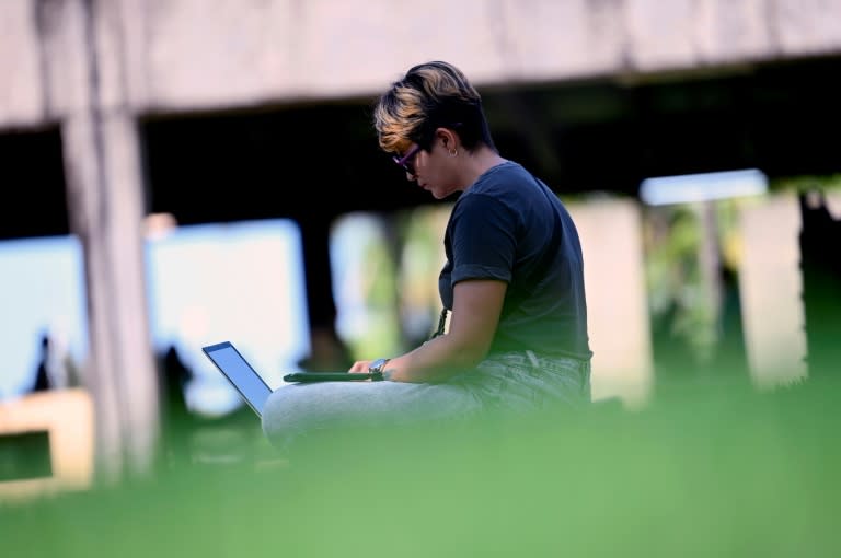 Una mujer trabaja con su ordenador portátil el 16 de abril de 2024 en la Web Summit de Río de Janeiro (Mauro Pimentel)