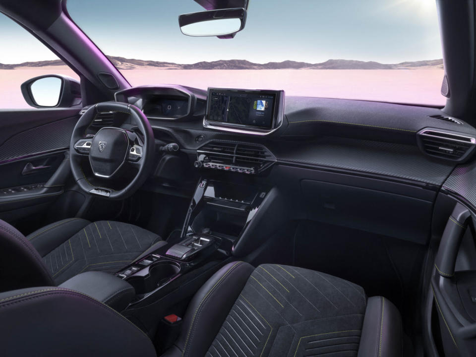座艙變化不多，主要在中控主機的升級，並維持十分獨特的環艙造型，同時高階GT車型將提供多色氛圍燈。