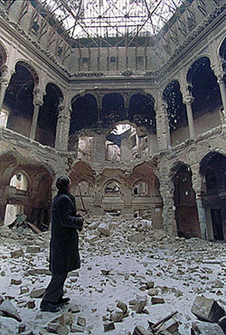 Un empleado de la Biblioteca Nacional de Sarajevo observa los restos del centenario edificio destruido en 1992