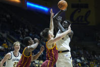 California forward Kuany Kuany, right, shoots the ball over Southern California guard Drew Peterson, middle, during the first half of an NCAA college basketball game in Berkeley, Calif., Wednesday, Nov. 30, 2022. (AP Photo/Godofredo A. Vásquez)