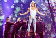 <p>Wenn es sich jemand leisten kann, sich den ganzen Tag auf Händen tragen zu lassen, dann sie! Inklusive Weihnachts- und Live-Platten landete Helene Fischer bereits mit acht Alben auf Platz eins der deutschen Charts. Zu verdanken hat sie das auch "ihren" Männern ... (Bild: ZDF / Michael Zargarinejad)</p>