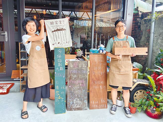 位於宜蘭縣蘇澳鎮巷弄裡的嘗九TasteTo9咖啡館，由黃琳恩（左）與蕭予婷（右）2位8年級生女孩開設。（吳佩蓉攝）