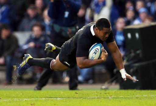 El neocelandés Julian Savea se zambulle para apoyar un try sobre Escocia, en test match jugado en el estadio de Murrayfield de Edimburgo, en el marco de la gira europea de los All Blacks, el 11 de noviembre de 2012. (AFP | ian macnicol)