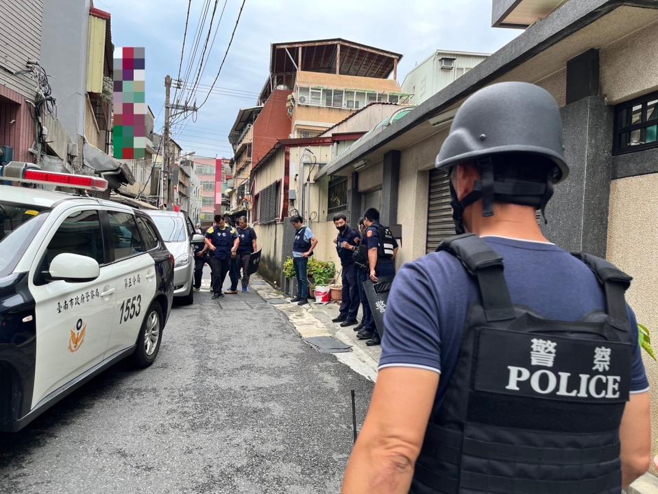 <strong>警方出動20名警力封街圍捕。（圖／警方提供）</strong>