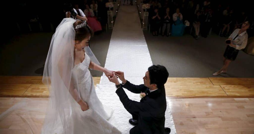 一對新人在韓國首爾舉行婚禮。（圖／路透社）