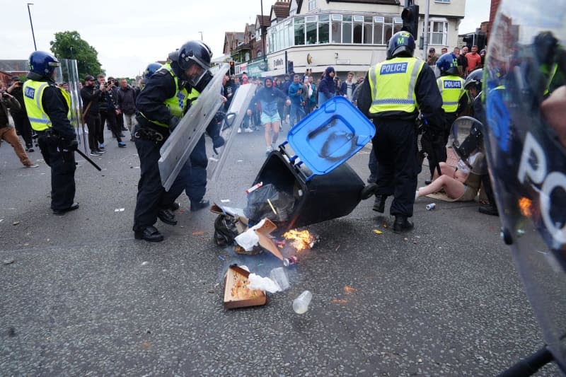 A garbage can thrown at police officers during an anti-immigration demonstration in Middlesbrough. After the knife attack on children in Southport on 29 July 2024, numerous nationalist and anti-Islamic protests inflame the mood in the UK. Owen Humphreys/PA Wire/dpa