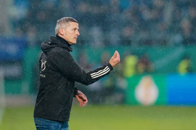 Saarbruecken coach Ruediger Ziehl gestures to his players from the touchline during the German DFB Cup quarter final soccer match between 1. FC Saarbruecken and Borussia Moenchengladbach at Ludwigspark Stadium. Uwe Anspach/dpa
