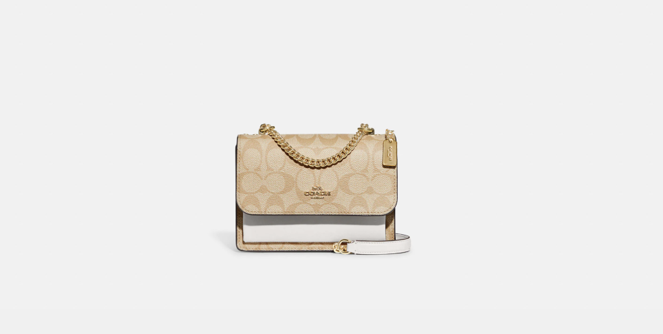 Mini Klare Crossbody in Signature Canvas Gold. (Foto: Coach Outlet)