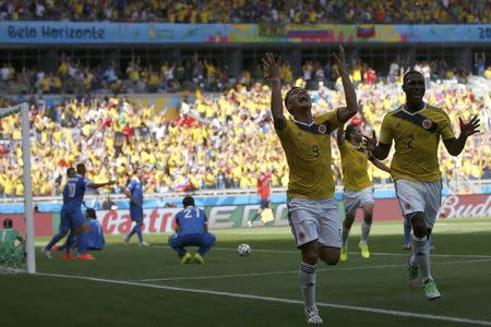 Colombia's Teofilo Gutierrez celebrates after scoring a goal, as Greece's players react, during the 2014 World Cup Group C soccer match between Colombia and Greece at the Mineirao stadium in Belo Horizonte June 14, 2014. REUTERS/Sergio Perez