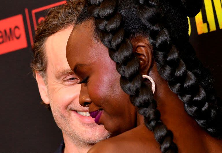 La química entre Danai Gurira y Andrew Lincoln en la ficción se trasladó a la alfombra roja. Según los avances de The Ones Who Live, Rick nunca dejó de buscar a Michonne