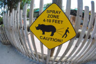 <p>In diesem Zoo wird vor herumwirbelndem Nashornkot gewarnt. Besser man hält einen bis drei Meter Abstand! (Bild: Flickr / slutvision) </p>