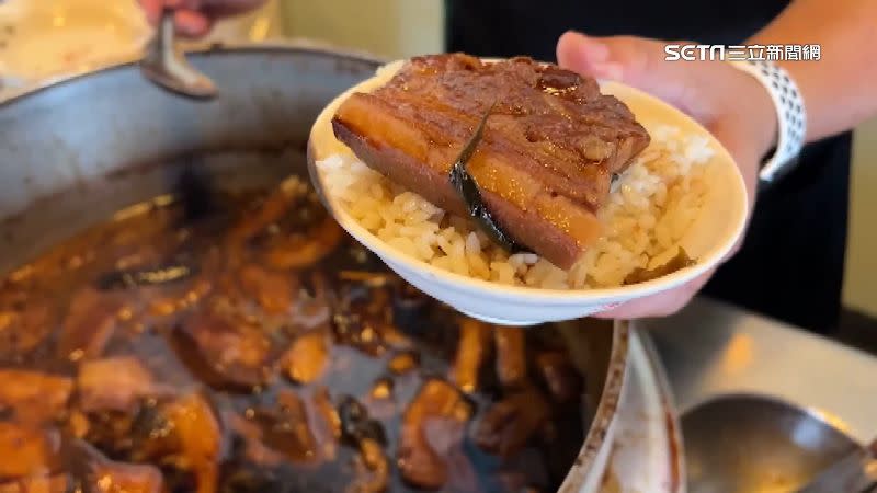 為慶祝台灣隊取得經典賽首勝，許多店家紛紛祭出「美食應援」，免費發送給民眾享用。