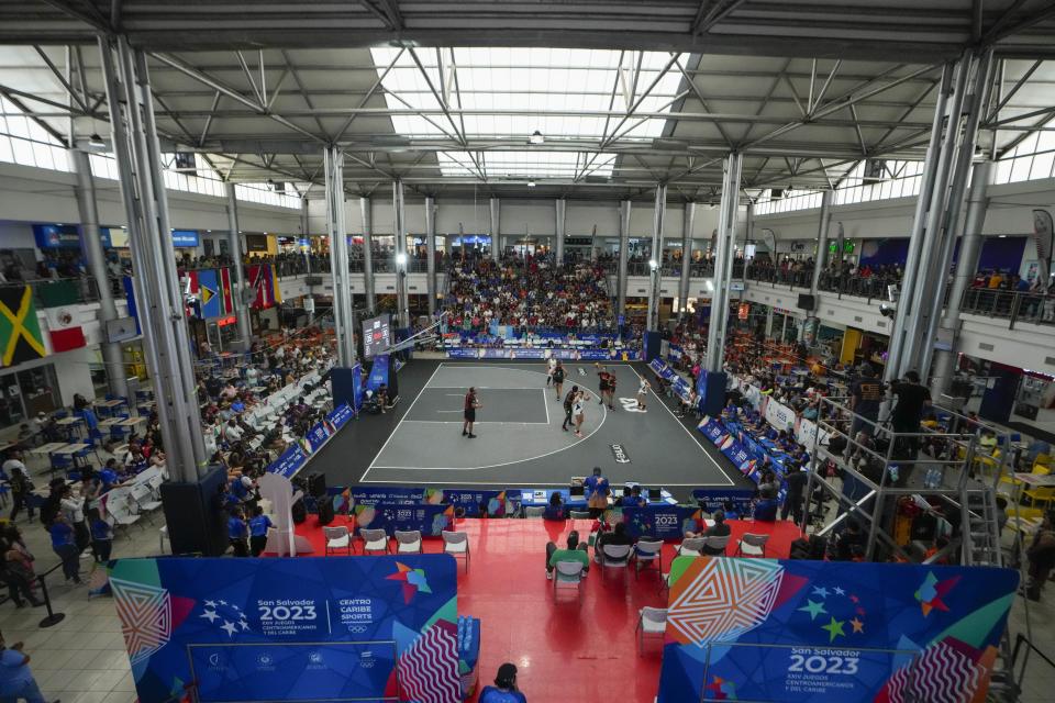 El Salvador enfrenta a Surinam en el basquetbol 3x3 en el centro comercial Plaza Merliot de San Salvador, el domingo 2 de julio de 2023, en los Juegos Centroamericanos y del Caribe (AP Foto/Arnulfo Franco)