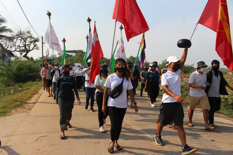 Estudiantes universitarios, ingenieros y profesores junto con otros manifestantes marchan contra el golpe militar en Dawei, Myanmar