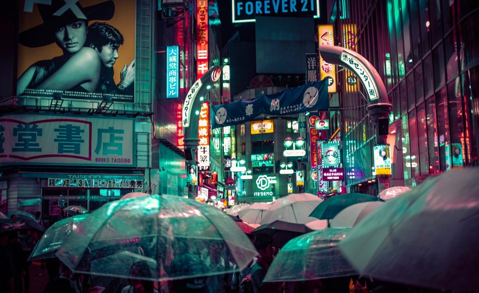 ▲日本多數人都用大把的長柄傘，原因與其民族性有關。（示意圖／取自 Unsplash ）