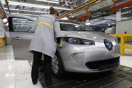 An employee inspects a Renault Zoe electric car on the production line at the Renault automobile factory in Flins, west of Paris, May 28, 2013. REUTERS/Benoit Tessier