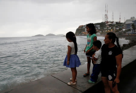 A family look at the sea along the Mazatlan boardwalk as Hurricane Willa approaches the Pacific beach resort, Mexico October 23, 2018. REUTERS/Henry Romero