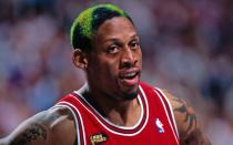 Er war einer der besten Defensiv-Spieler aller Zeiten, erarbeitete sich mit seinem rüpelhaften Verhalten den Spitznamen "The Menace" ("Die Bedrohung") und wurde jenseits des Basketball-Parketts zum Popstar: Dennis Rodman wird am 13. Mai 60 Jahre alt. Die Galerie blicke zurück auf Skandale, skurrile Geschichten und viele schrille Auftritte. (Bild: Andy Hayt/NBAE/Getty Images)