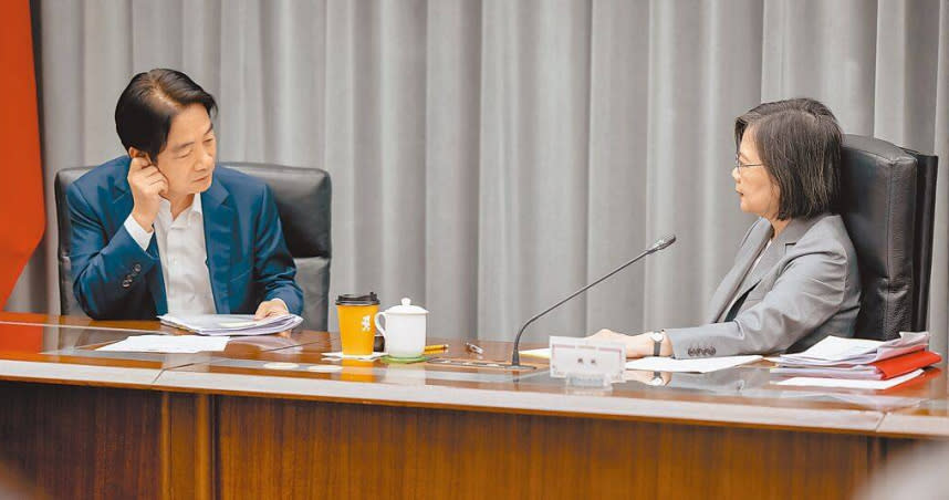 蔡英文總統（右）與副總統賴清德（左）在總統府內聽取「113年度中央政府總預算案」簡報。（總統府提供）