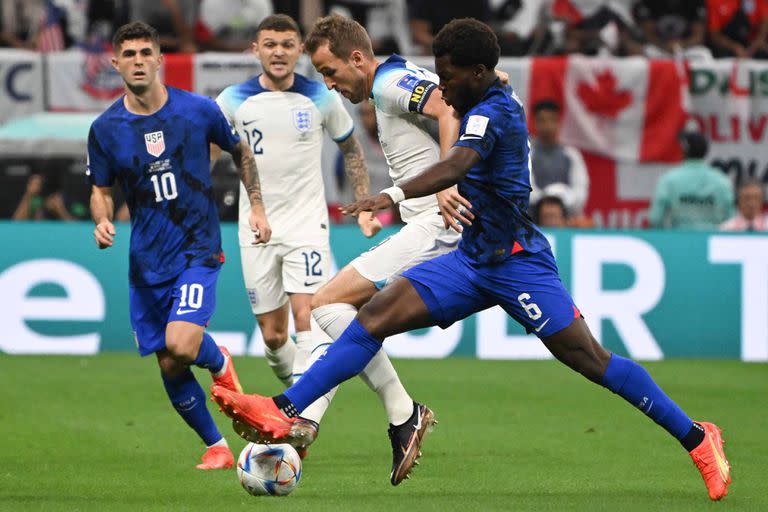 England's forward #09 Harry Kane (2ndR) fights for the ball with USA's midfielder #06 Yunus Musah during the Qatar 2022 World Cup Group B football match between England and USA at the Al-Bayt Stadium in Al Khor, north of Doha on November 25, 2022. (Photo by Patrick T. FALLON / AFP)