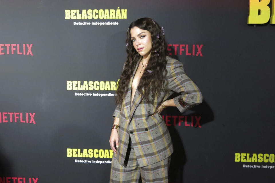 La actriz Paulina Dávila posa en la alfombra roja de la serie "Belascoarán" en la Ciudad de México el 10 de octubre de 2022. (Foto AP/Berenice Bautista)