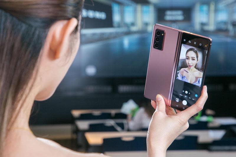 韓國三星在9月1日再度發表更大尺寸、支援5G網路的新款摺疊機Galaxy Z Fold 2。（三星提供）