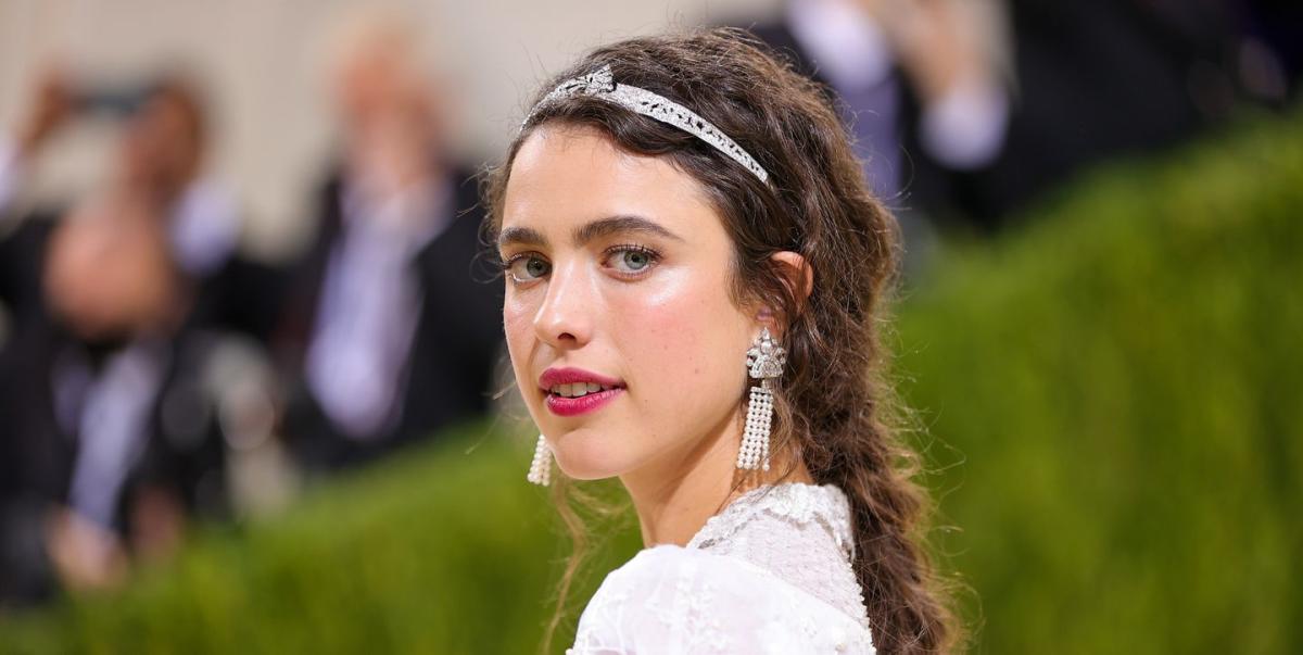 Margaret Qualley and Jack Antonoff are dating and we're not OK - Yahoo  Sports