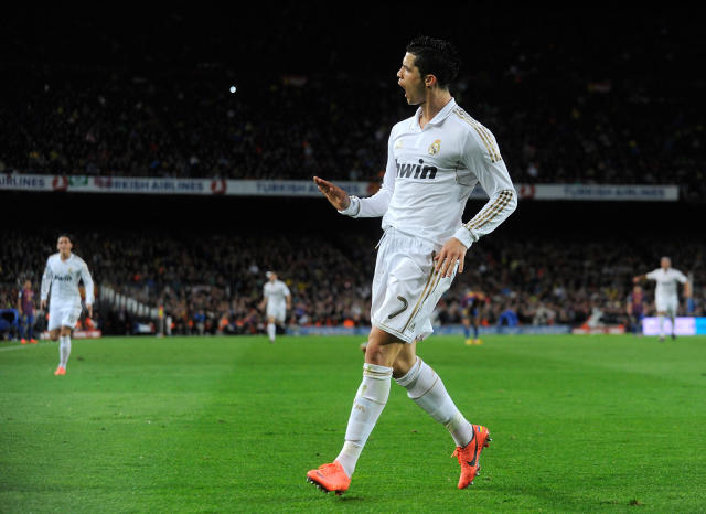 Cristiano Ronaldo de cuerpo completo con una corona y camiseta del real  madrid