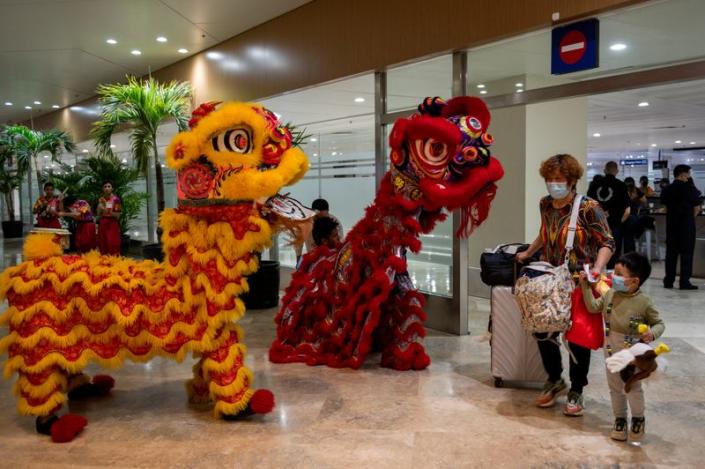 Travelers from China arrive in Philippines