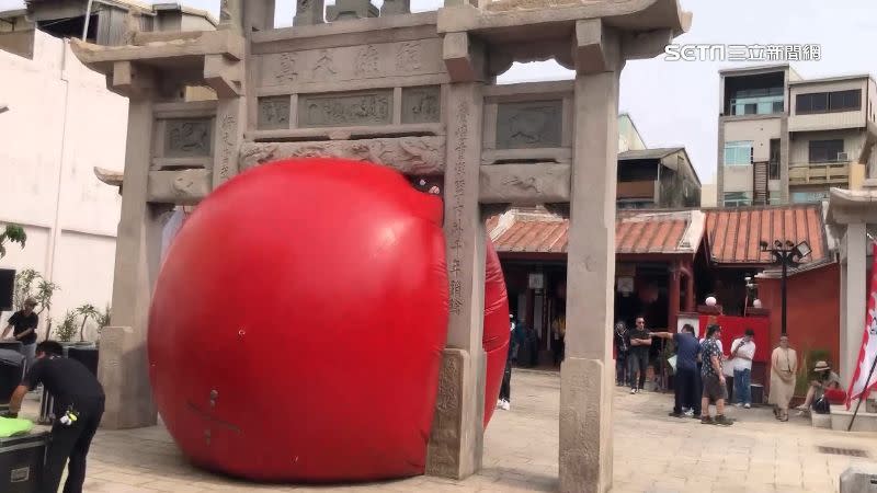 紅球與古蹟完美融合，吸引許多遊客來追「球」。